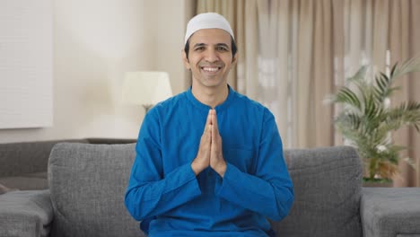 Glücklicher-Muslimischer-Mann,-Der-Namaste-Macht