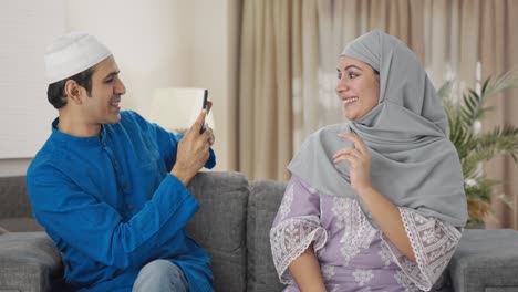 Glücklicher-Muslimischer-Ehemann,-Der-Auf-Bilder-Seiner-Frau-Klickt