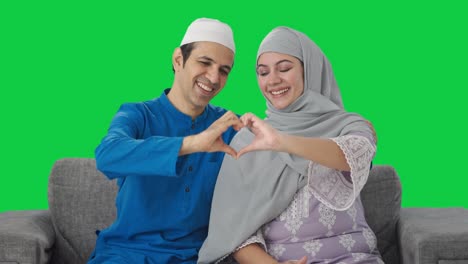 Glückliches-Muslimisches-Paar,-Das-Herzzeichen-Auf-Grünem-Bildschirm-Macht