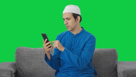 Hombre-Musulmán-Desplazándose-Por-La-Pantalla-Verde-Del-Teléfono