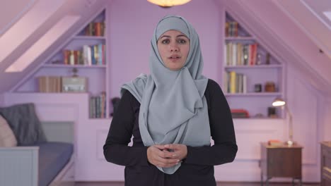 Ernsthafte-Muslimische-Frau,-Die-Mit-Der-Kamera-Spricht