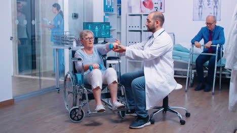 Arzt-Hilft-Alter-Frau-Im-Rollstuhl