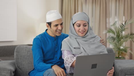 Pareja-Musulmana-Haciendo-Compras-En-Línea-En-Una-Computadora-Portátil