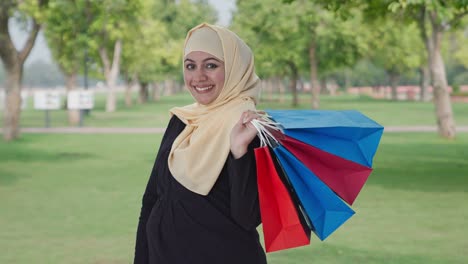 Glückliche-Muslimische-Frau-Beim-Einkaufen-Im-Park