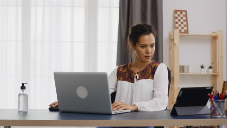 Mujer-De-Negocios-Trabajando-En-Una-Computadora-Portátil-Desde-La-Oficina-En-Casa