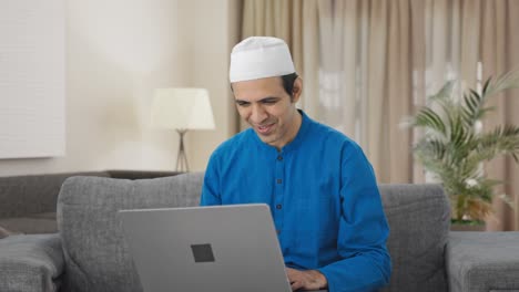 Glücklicher-Muslimischer-Mann,-Der-Per-Videoanruf-Auf-Dem-Laptop-Spricht