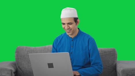 Hombre-Musulmán-Feliz-Usando-La-Pantalla-Verde-Del-Portátil