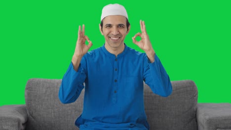 Hombre-Musulmán-Feliz-Mostrando-La-Pantalla-Verde-Del-Signo-OK