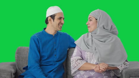 Glückliches-Muslimisches-Paar,-Das-Miteinander-Redet,-Grüner-Bildschirm
