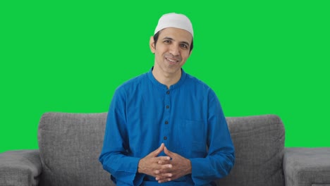 Glücklicher-Muslimischer-Mann,-Der-Mit-Dem-Grünen-Bildschirm-Der-Kamera-Spricht