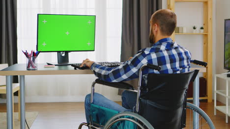 Behinderte-Person-Vor-Grünem-Bildschirm