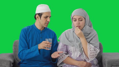 Marido-Musulmán-Dándole-Medicina-A-Su-Esposa-Pantalla-Verde