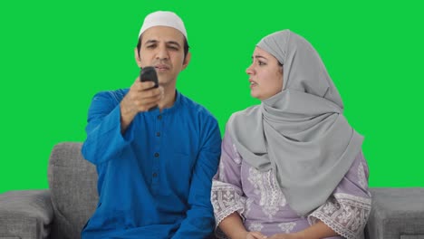 Wütendes-Muslimisches-Paar,-Das-Um-Den-Grünen-Bildschirm-Der-TV-Fernbedienung-Kämpft