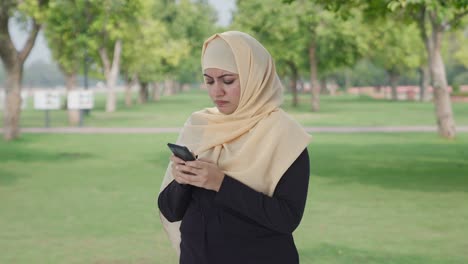 Wütende-Muslimische-Frau,-Die-Im-Park-Telefoniert