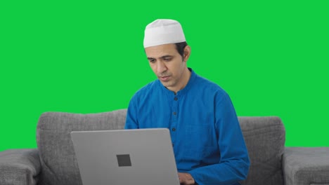 Muslimischer-Mann,-Der-Von-Zu-Hause-Aus-Auf-Grünem-Bildschirm-Arbeitet