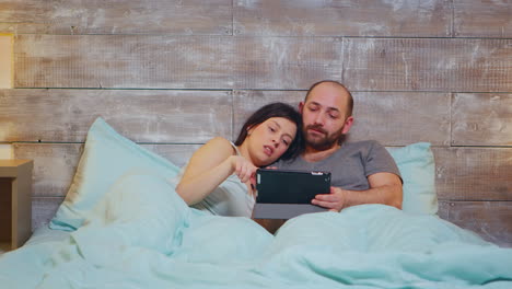Caucasian-couple-in-pajamas-lying-in-bed
