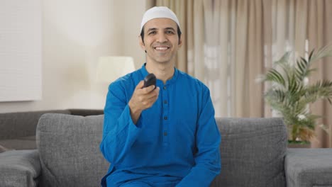 Glücklicher-Muslimischer-Mann,-Der-Fernsieht
