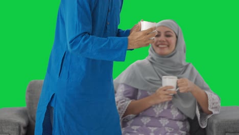 Marido-Musulmán-Trayendo-Té-Para-Su-Esposa-Pantalla-Verde