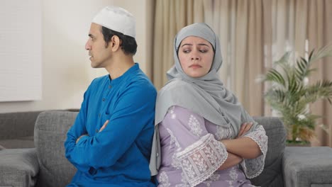 Wütendes-Muslimisches-Paar,-Das-Rücken-An-Rücken-Sitzt