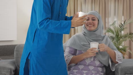 Muslimischer-Ehemann-Bringt-Tee-Für-Seine-Frau