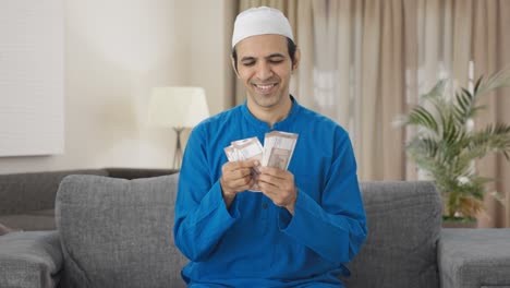 Hombre-Musulmán-Feliz-Contando-Dinero
