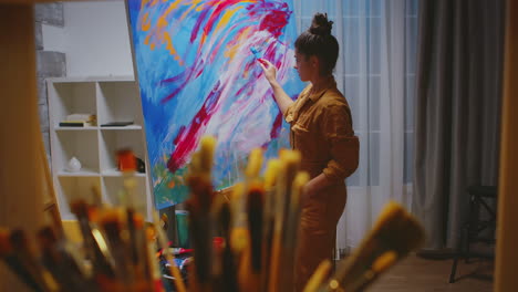 Artist-choosing-the-right-paint-brush