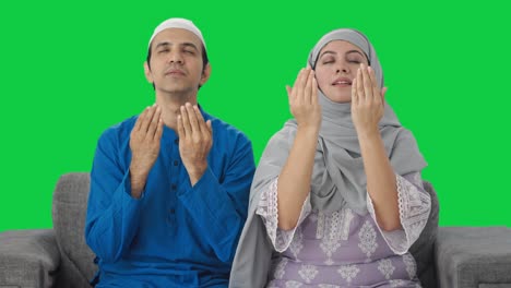 Religiöses-Muslimisches-Paar-Liest-Namaz-Green-Screen