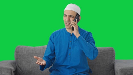 Wütender-Muslimischer-Mann,-Der-Auf-Dem-Grünen-Bildschirm-Des-Telefons-Spricht