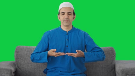 Glücklicher-Muslimischer-Mann,-Der-Zu-Hause-Yoga-Macht,-Grüner-Bildschirm