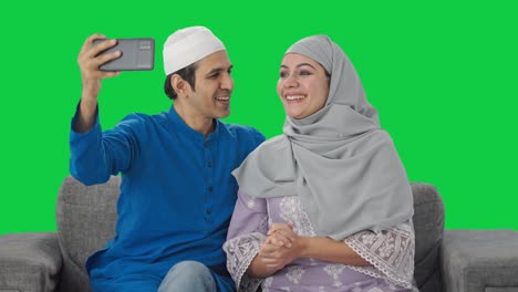 Glückliches-Muslimisches-Paar,-Das-Einen-Vlog-Für-Den-Greenscreen-Der-Sozialen-Medien-Erstellt
