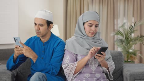 Muslimisches-Paar,-Das-Mit-Seinen-Telefonen-Beschäftigt-Ist