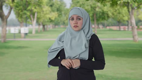 Mujer-Musulmana-Asustada-Y-Asustada-En-El-Parque