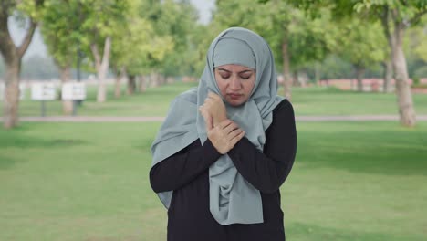 Kranke-Muslimische-Frau,-Die-Im-Park-An-Arthritis-Leidet