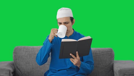 Muslimischer-Mann-Liest-Buch-Und-Trinkt-Tee-Auf-Grünem-Bildschirm
