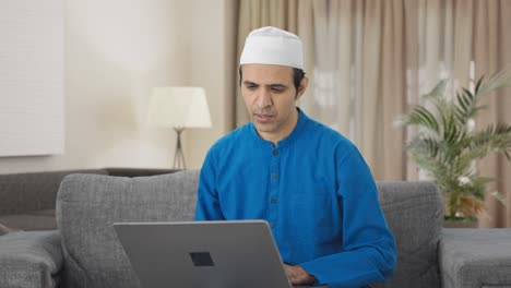 Hombre-Musulmán-Enojado-Gritando-En-Videollamada-En-Una-Computadora-Portátil