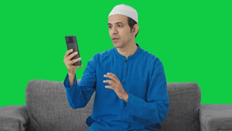 Hombre-Musulmán-Hablando-En-Videollamada-Pantalla-Verde