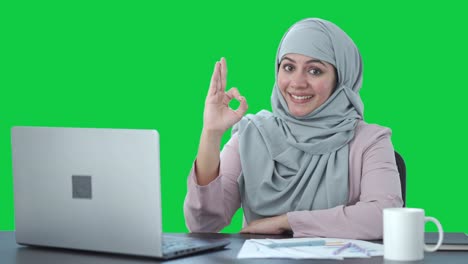 Glückliche-Muslimische-Geschäftsfrau,-OK-Schild,-Grüner-Bildschirm