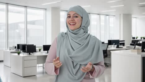 Glückliche-Muslimische-Geschäftsfrau,-Die-Mit-Der-Kamera-Spricht