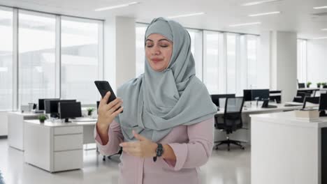 Glückliche-Muslimische-Geschäftsfrau,-Die-Per-Videoanruf-Spricht