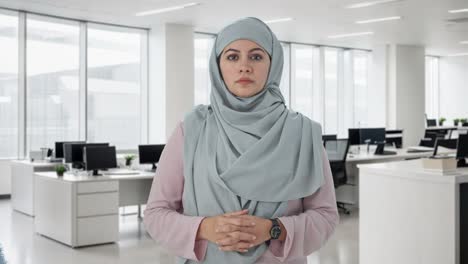 Muslim-businesswoman-looking-to-the-camera