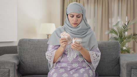 Traurige-Muslimische-Frau,-Die-Geld-Zählt