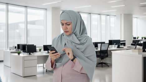 Empresaria-Musulmana-Enojada-Usando-El-Teléfono