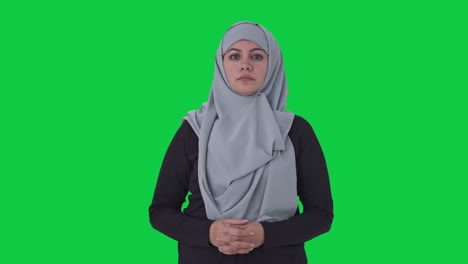 Mujer-Musulmana-Seria-Mirando-La-Pantalla-Verde-De-La-Cámara