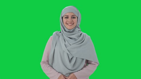 Glückliche-Muslimische-Geschäftsfrau-Lächelt-In-Den-Grünen-Bildschirm-Der-Kamera
