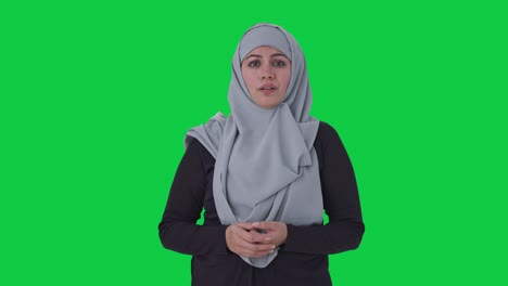 Mujer-Musulmana-Seria-Hablando-Con-La-Cámara-Pantalla-Verde