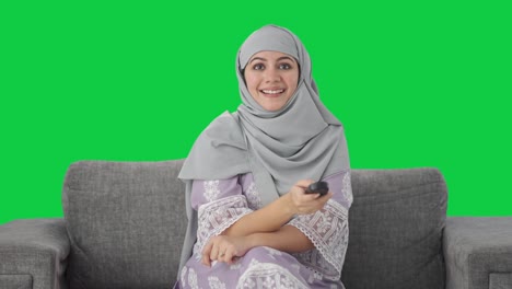 Glückliche-Muslimische-Frau,-Die-Fernsieht,-Grünen-Bildschirm