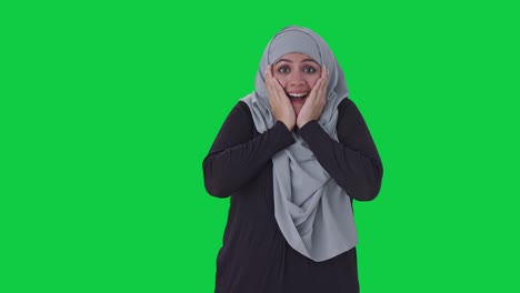 Mujer-Musulmana-Feliz-Recibiendo-Una-Gran-Pantalla-Verde-Sorpresa