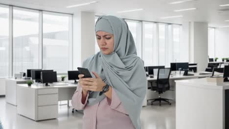 Wütende-Muslimische-Geschäftsfrau,-Die-Am-Telefon-Nachrichten-Sendet