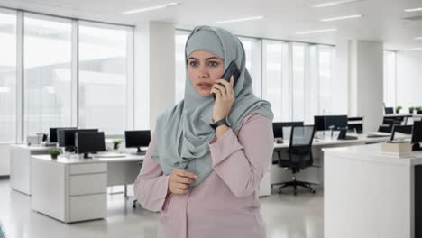 Empresaria-Musulmana-Hablando-Por-Teléfono