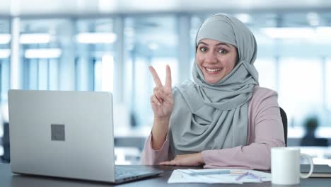 Glückliches-Muslimisches-Geschäftsfrau-Siegeszeichen